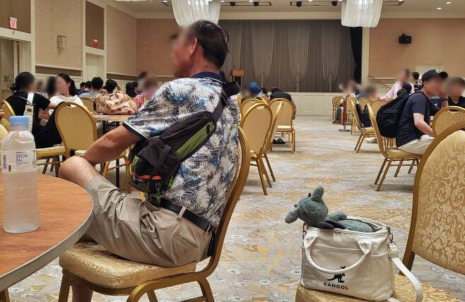 제2호 태풍 ‘마와르’ 영향으로 괌에 있는 한국인 관광객들이 호텔 대합실에 앉아 있다./관광객 이모씨 제공