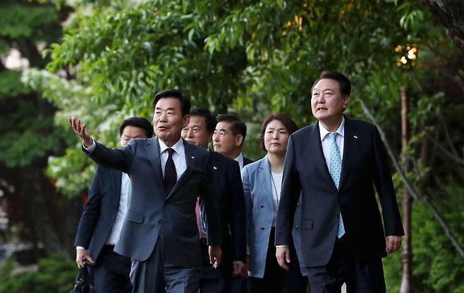 윤석열 대통령과 김진표 국회의장이 12일 청와대에서 차담회를 갖기 위해 녹지원으로 이동하고 있다. /연합뉴스