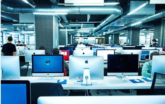 800대 이상의 애플 맥북에어를 갖추고 있는 프랑스 에꼴42의 컴퓨터실. 에꼴42 제공