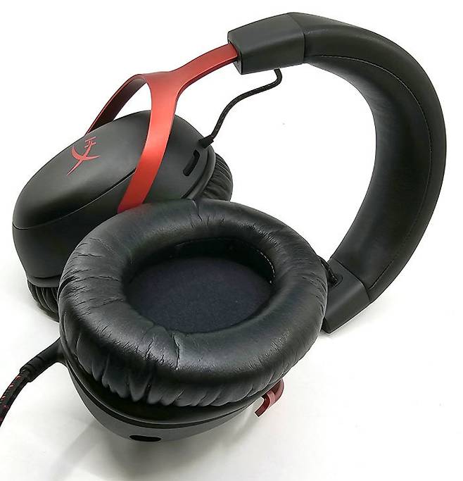 이어컵과 헤드밴드에 메모리폼과 인조가죽을 덧대어 착용감이 좋다 (출처=IT동아)