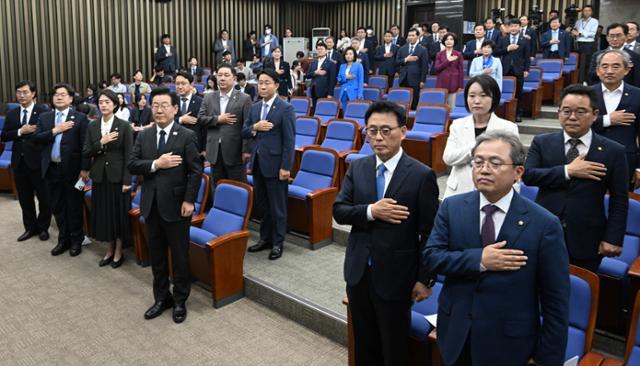 이재명 더불어민주당 대표가 25일 국회에서 열린 의원총회에서 국기에 대한 경례를 하고 있다. 고영권 기자