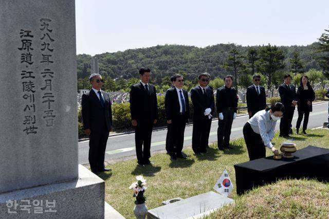 23일 서울 동작구 국립서울현충원에서 열린 중화민국 참전 군인 장후이린·웨이시팡 선생의 추도식에서 참석자들이 분향하고 있다. 안다은 인턴기자