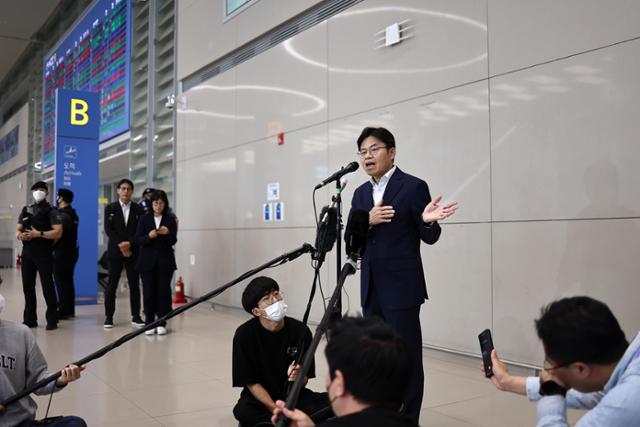 일본 후쿠시마 오염수 시찰단장인 유국희 원자력안전위원장이 26일 오후 인천국제공항 2터미널을 통해 귀국해 취재진 질문에 답하고 있다. 영종도=연합뉴스