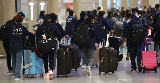 정부가 올해 하반기 ‘외국인 가사도우미’에 대한 시범사업을 시작, 가사·돌봄 분야에 외국인 취업을 확대할 전망이다. 사진은 지난해 7월 인천공항으로 입국하는 외국인 근로자들. [뉴스1]