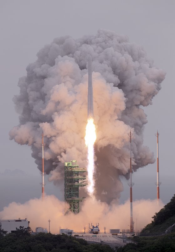 25일 오후 6시 24분 오후 전남 고흥군 나로우주센터에서 국내 독자 기술로 개발된 한국형 발사체 누리호(KSLV-Ⅱ)가 우주를 향해 발사됐다. 사진 한국항공우주연구원