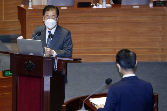2021년 4월 당시 정의용 전 외교부 장관이 대정부질문에 출석해 답변하고 있다. 정 전 장관은 이날 후쿠시마 오염수와 관련해 일부 조건이 충족되면 방류는 문제가 없다는 입장을 밝혔다. 오종택 기자