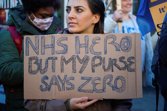 팬데믹 기간 영국은 보건·의료 인력 부족으로 간호사 파업 등이 이어졌다. AFP=연합뉴스