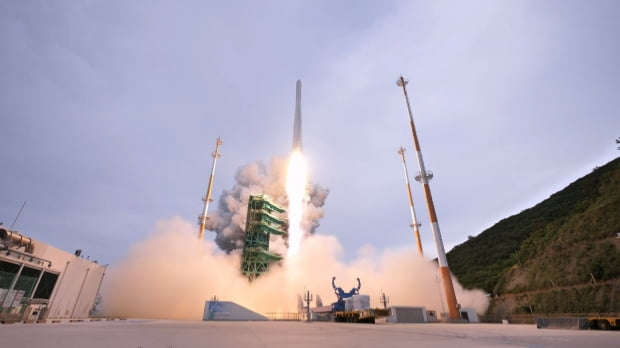 한국형 우주발사체 누리호(KSLV-Ⅱ)가 지난 25일 오후 전남 고흥군 나로우주센터에서 발사되는 모습. 사진=뉴스1