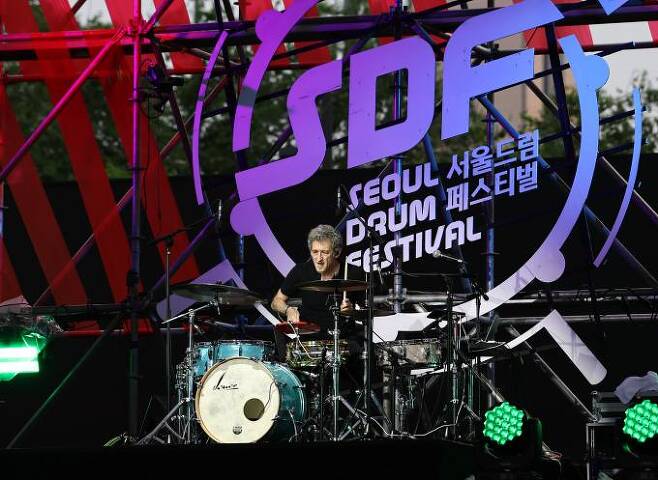 26일 오후 서울 노들섬에서 열린 2023 서울드럼페스티벌에서 '현대 드럼의 아버지' 조조 메이어가 화려한 무대를 선보이고 있다.