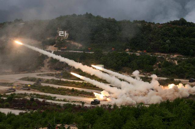 국방부가 25일 경기도 포천 승진과학화훈련장에서 건군 75주년 및 한미동맹 70주년을 맞이하여 '압도적 힘에 의한 평화 구현'을 위한 '2023 연합ㆍ합동 화력격멸훈련'의 첫 번째 훈련을 실시하고 있다. 사진은 MLRS(M270, 다련장로켓)를 이용하여 동시 통합사격으로 진지를 초토화하는 모습. 연합뉴스