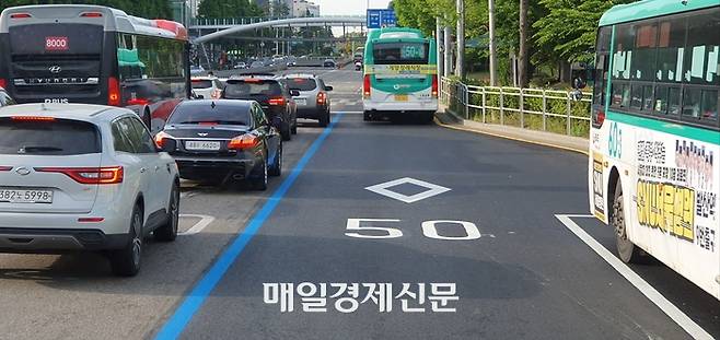 26일 오전 김포 걸포마루공원을 출발한 70A 버스가 서울 강서구 버스전용차로를 달리고 있다. [사진 = 지홍구 기자]