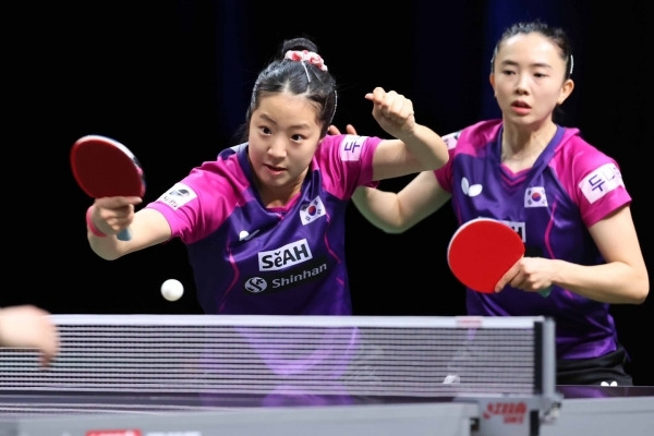 신유빈(왼쪽)-전지희가 2023 국제탁구연맹(ITTF) 세계탁구선수권대회 여자 복식 8강전 경기를 치르고 있다. 대한탁구협회