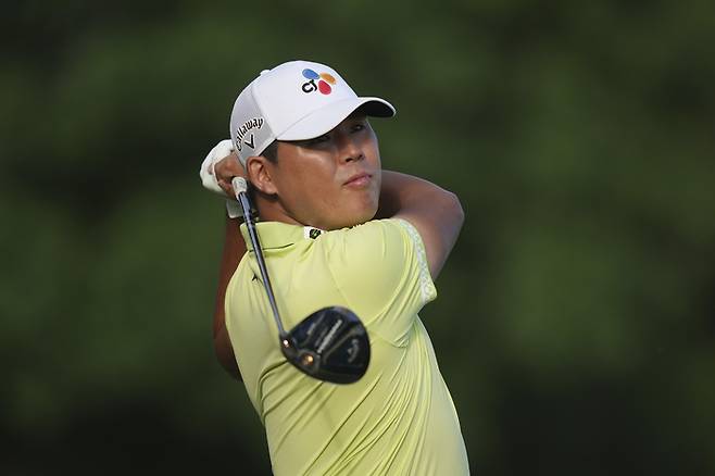 김시우가 26일 PGA 투어 찰스 슈와브 챌린지 첫날 11번홀에서 티샷한 뒤 공을 바라보고 있다. [AP 연합뉴스]