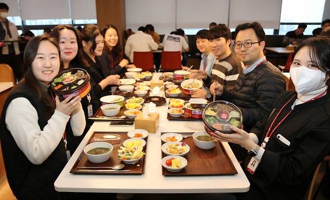 주현영 비빔밥 도시락 100만개 판매기념 도시락데이 이벤트. /사진제공=롯데웰푸드