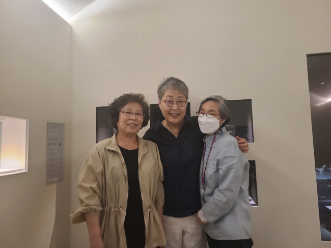 국립중앙박물관 고고역사부 자원봉사자인 나여생(왼쪽부터), 송선영, 김원자 씨가 25일 ‘영원한 여정, 특별한 동행’ 전시실에서 환하게 웃고 있다.   박세희 기자