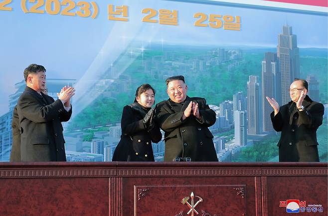 김정은 북한 국무위원장은 25일 딸 주애와 함께 평양 서포지구 새거리건설 착공식에 참석했다고 조선중앙통신이 26일 보도했다.[연합]