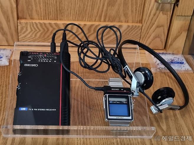 세이코엡손이 1982년 개발해 선보인 손목시계 ‘TV워치’와 수신기. 김현일 기자