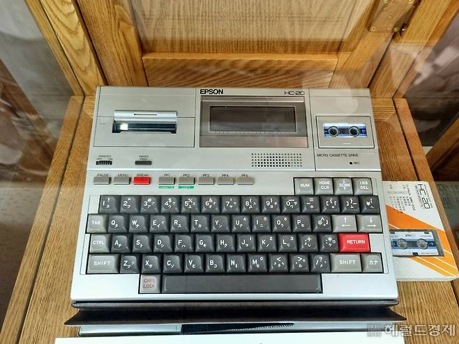 세이코엡손이 1982년에 선보인 세계 최초의 휴대용 컴퓨터 ‘HC-20’. 상 좌우에는 미니 프린터와 미니 카세트 테이프 플레이어가 자리하고 있다. 김현일 기자