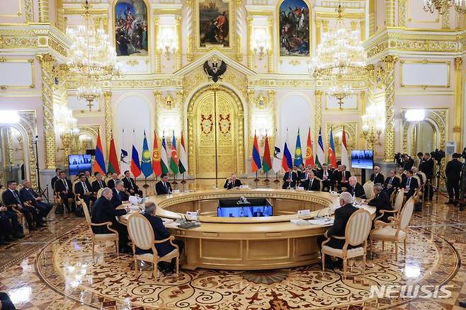 [모스크바=AP/뉴시스] 블라디미르 푸틴 러시아 대통령(가운데)이 25일(현지시간) 러시아 모스크바 크렘린궁에서 열린 유라시아경제연합(EAEU) 정상회의에서 연설하고 있다. 2023.05.26.