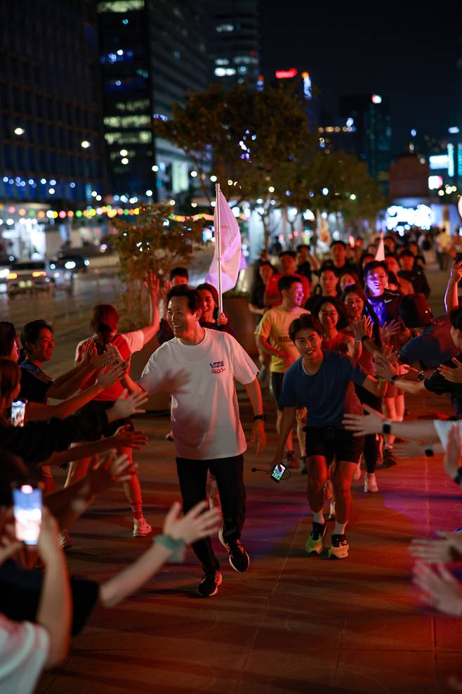 '7979 서울 러닝크루(7979)' 프로그램에 참여한 오세훈 서울시장과 시민들이 광화문 광장을 돌며 러닝을 하고 있다. 서울시 제공