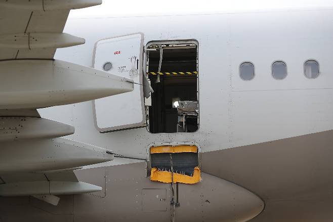 26일 오후 대구국제공항에 비상착륙한 아시아나 비행기의 출입구 비상개폐 흔적이 고스란히 남아 있다. 연합뉴스