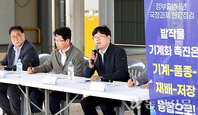‘마늘 스마트 기계화 재배모델 현장 연·전시회’에서 조재호 농촌진흥청장(오른쪽)이 참석한 농민들의 질문에 답변하고 있다.