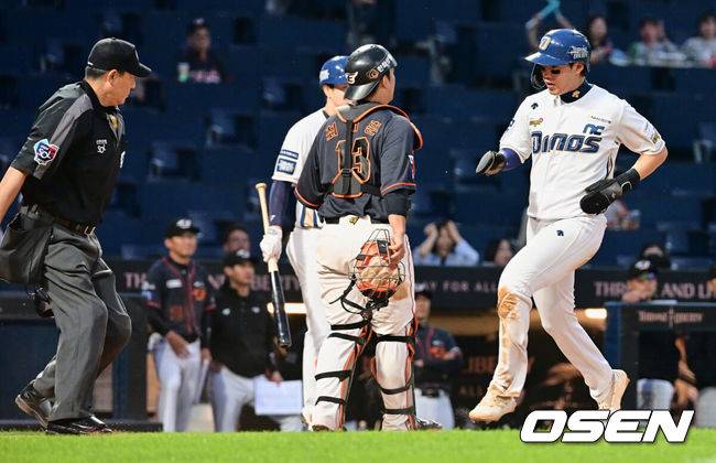 [OSEN=창원, 이석우 기자] 26일 창원 NC파크에서 2023 신한은행 SOL KBO리그 NC 다이노스와 한화 이글스의 경기가 열렸다. NC 다이노스 도태훈이 2회말 2사 1,3루 한화 이글스 김민우 폭투때 득점을 올리고 있다. 2023.05.26 / foto0307@osen.co.kr