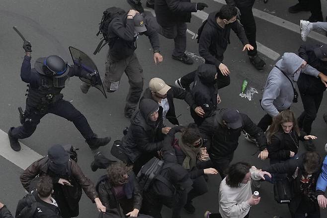 프랑스 파리에서 경찰이 시위대를 향해 경찰봉을 휘두르는 모습 (AP=연합뉴스)