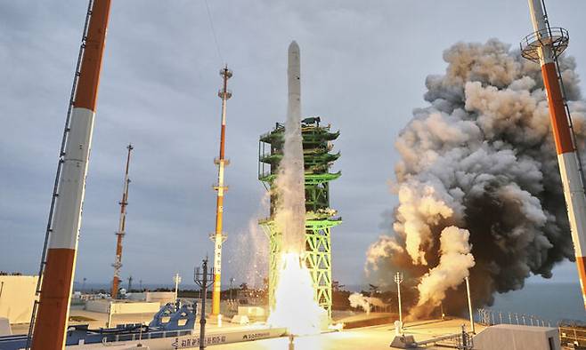 지난 25일 한국형 우주발사체 누리호(KSLV-Ⅱ)가 전남 고흥군 나로우주센터에서 발사되고 있다. 한국항공우주연구원 제공