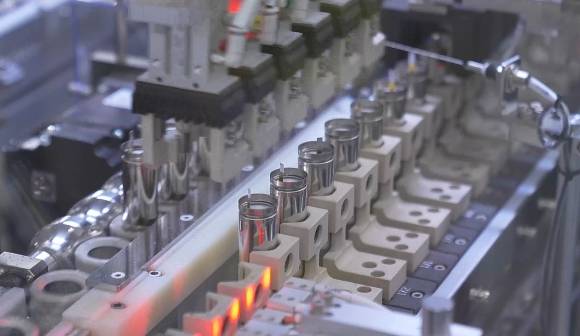 25일 오창 에너지플랜트 조립공정 라인에서 로봇이 자동으로 원통형 배터리 반제품을 옮기는 모습. LG에너지솔루션 제공