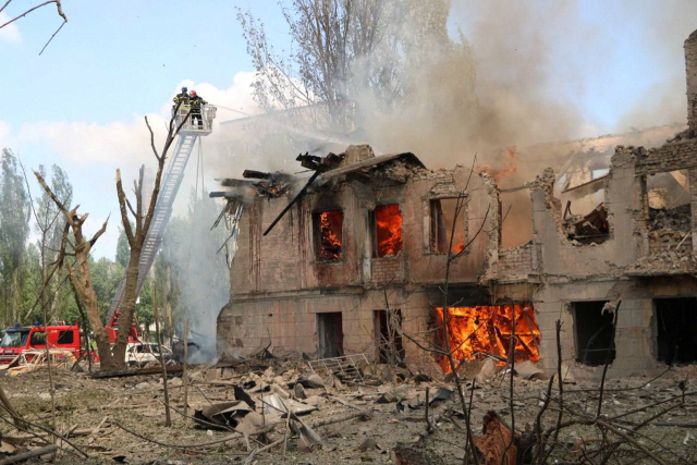 우크라이나 드니프로페트로우스크주 드니프로시에 위치한 한 병원이 26일(현지 시간) 새벽까지 이어진 공습으로 불에 타고 있다. 로이터연합뉴스