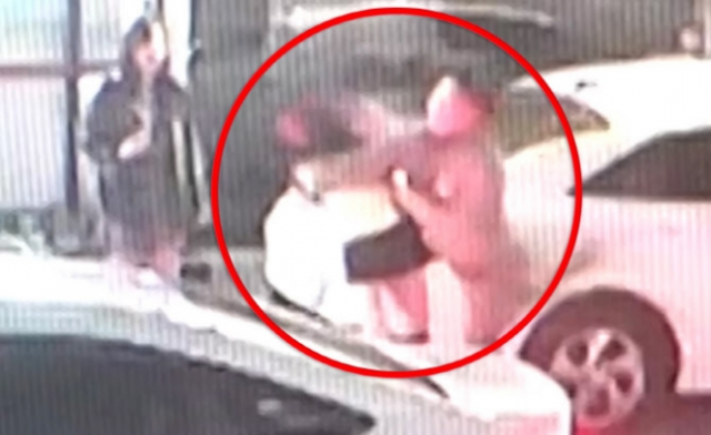 남성 A씨가 피해 여성을 때리는 모습이 담긴 폐쇄회로(CC)TV 장면. SBS 뉴스 화면 캡처