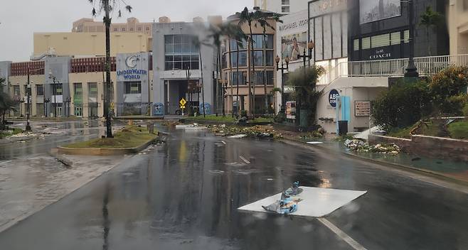 괌을 강타한 태풍 마와르로 인해 25일(현지시간) 괌 거리에 잔해들이 널려 있다. ⓒ 연합뉴스
