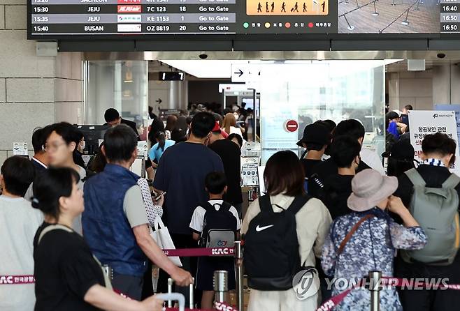 연휴 하루 앞둔 김포공항 (서울=연합뉴스) 윤동진 기자 = 부처님 오신 날 연휴를 하루 앞둔 26일 오후 김포공항 국내선 탑승동에서 시민들이 줄을 서 있다. 2023.5.26 mon@yna.co.kr