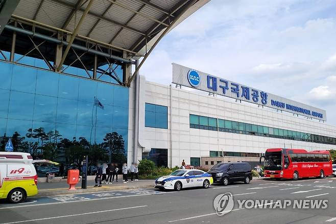 긴박한 대구공항 (대구=연합뉴스) 26일 제주공항을 출발해 대구공항에 착륙하려던 아시아나항공 여객기에서 착륙 직전 출입문이 열린 사고가 나자 공항 주변에 경찰차와 구급차가 서 있다. 2023.5.26 [연합뉴스TV 제공. 재판매 및 DB 금지] sds123@yna.co.kr