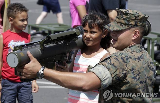 FIM-92 스팅어 미사일 발사기를 들고있는 미국 어린이 [EPA 연합뉴스 자료사진]