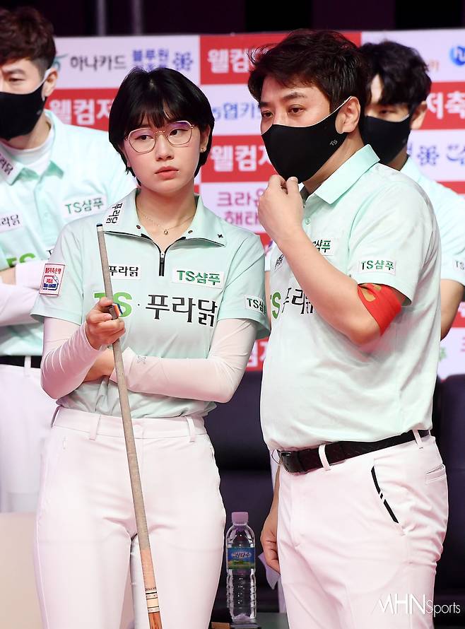 지난 해 PBA팀리그에 나선 이미래(좌)-김종원이 대화를 나누고 있다ⓒMHN스포츠 이지숙 기자