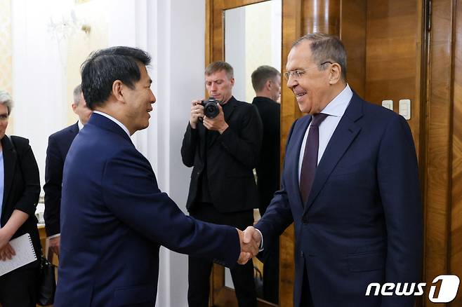 26일(현지시간) 러시아 모스크바에서 세르게이 라브로프(오른쪽) 러시아 외무부 장관과 리후이(왼쪽) 중국 유라시아 사무특별대표가 만나 악수를 하고 있다. 2023.5.26 ⓒ 로이터=뉴스1 ⓒ News1 정윤미 기자