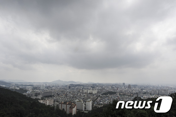 구름낀 흐린 날씨를 보이고 있는 광주. /뉴스1DB