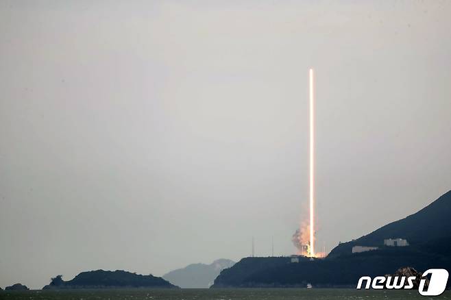 한국형 우주발사체 누리호(KSLV-Ⅱ)가 25일 오후 전남 고흥군 나로우주센터에서 발사되고 있다. 누리호는 2021년 10월21일 1차, 2022년 6월21일 2차 발사가 이뤄졌다. 1, 2차 발사가 성능 검증을 위한 목적이었다면 이번 3차 발사는 처음으로 실용 위성을 우주로 데려가는 실전이다. 이번에 실려 가는 위성은 차세대소형위성 2호(카이스트 인공위성연구소), 도요샛 4기(천문연), LUMIR-T1(루미르), JAC(져스텍), KSAT3U(카이로스페이스) 등 총 8개다. (레이어 합성) 2023.5.25/뉴스1 ⓒ News1 이재명 기자