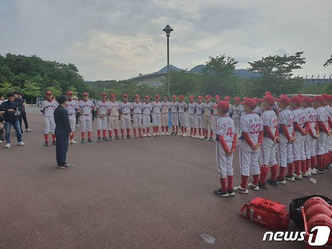 광주 충장중학교가 제52회 전국소년체전 8강에 진출했다. 충장중 야구부 격려하는 엄길훈 광주시교육청 체육예술인성교육과장.(충장중 제공)2023.5.27./뉴스1