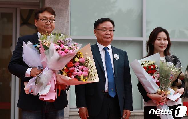 김성복 작가(성신여대 조소과 교수, 맨 왼쪽)가 26일 창원특례시 주최로 창원시립마산문신미술관에서 개최된 '제22회 문신미술상' 시상식에서 본상을 수상했다. (성신여대 제공)