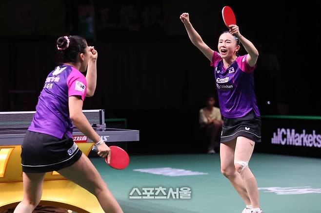 전지희(오른쪽)가 26일(현지시간) 2023 더반 세계탁구선수권대회 여자복식 4강전에서 12년 후배 신유빈과 짝을 이뤄 세계 1위 중국의 쑨잉샤-왕만위를 3-0으로 누르고 결승에 오른 뒤 환호하고 있다. 대한탁구협회