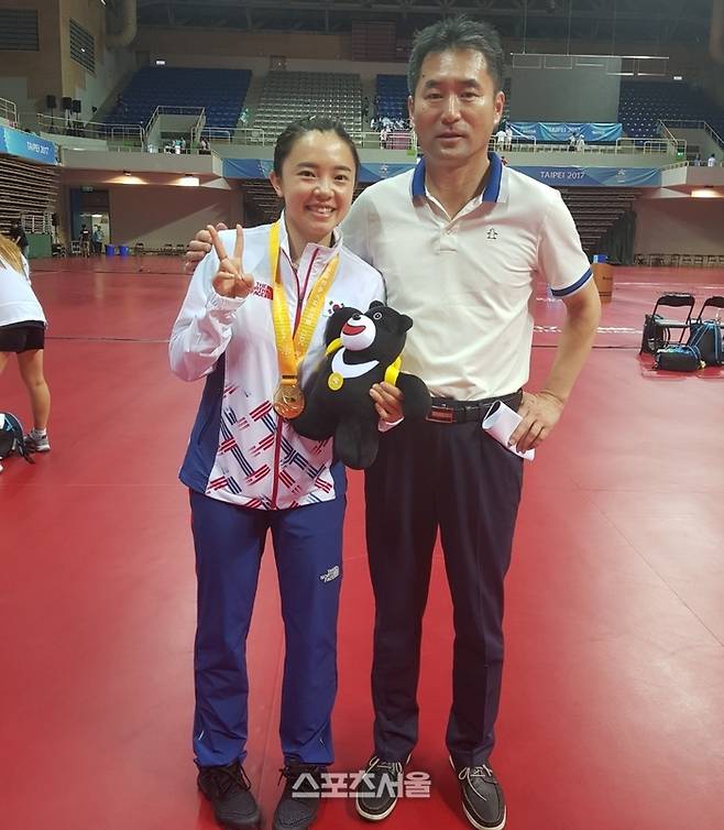 전지희(왼쪽)와 그를 한국으로 귀화시켜 여자대표팀 에이스로 키운 김형석 감독.  제공|김형석 감독