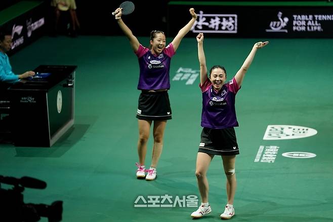 전지희(앞)-신유빈의 환호. ITTF(국제탁구연맹)