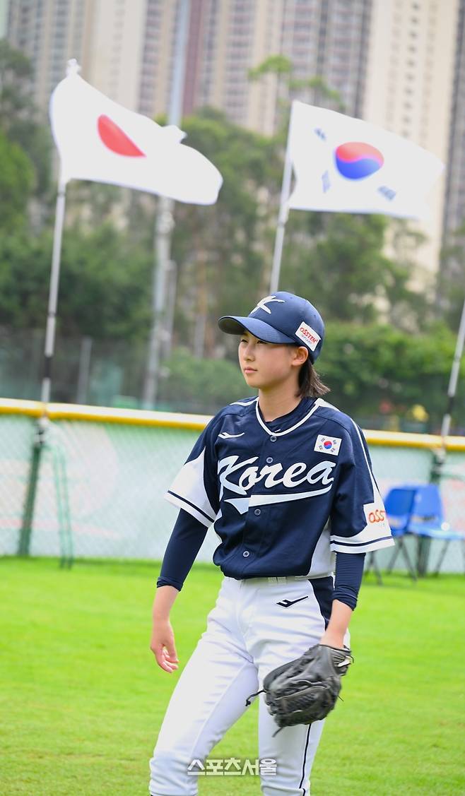 대한민국 야구 국가대표 투수 사유리. 뒤 배경으로 일장기와 태극기가 나란히 바람에 휘날리고 있다. 람틴(홍콩) | 황혜정기자. et16@sportsseoul.com