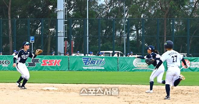 여자야구 대표팀이 26일 일본을 상대로 더블 플레이를 만드는 장면. 람틴(홍콩) | 황혜정기자. et16@sportsseoul.com