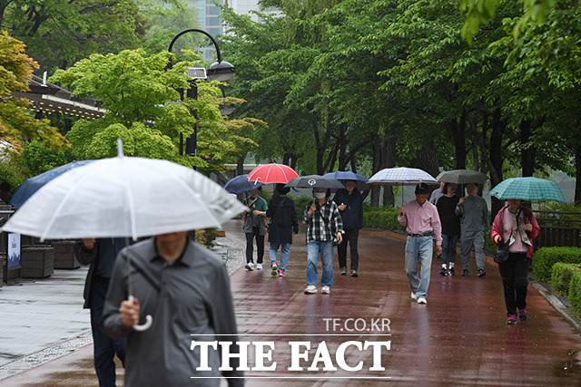 마와르는 중심기압 915hPa의 초강력 태풍으로, 현재 필리핀 마닐라 남동쪽을 지나고 있다. /남용희 기자