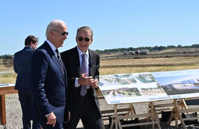 조 바이든 미국 대통령(왼쪽)과 팻 겔싱어 인텔 CEO가 지난해 9월 오하이오주 뉴 올바니 소재 인텔 반도체 공장 기공식에 참석해 환한 얼굴로 대화하고 있다. 사진=팻 겔싱어 트위터