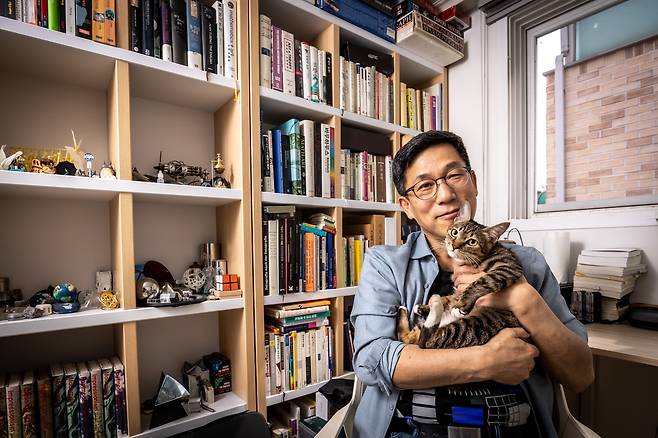 진중권이 지난 10일 서울 마포구 자택에서 반려묘를 안고 있다. 그는 “독일에 살고 있는 아내와 아들은 1년에 2번 정도 만난다”며 “고양이가 있어 외롭지 않다”고 했다. /이신영 영상미디어 기자